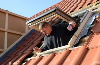 Pose de fenêtres de toit Velux à Camembert